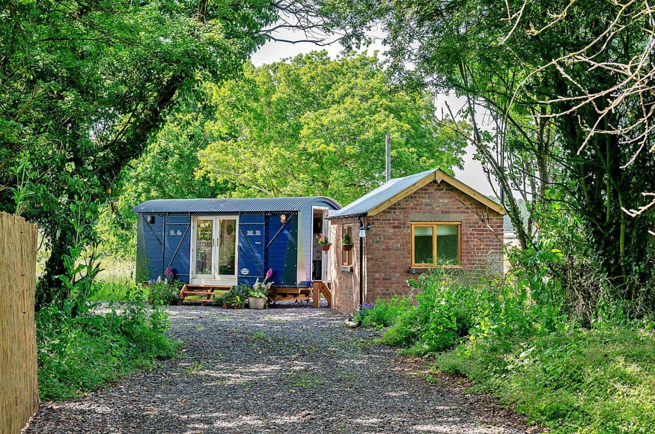 Finest Retreats - Shrawardine Train Carriage Villa Exterior photo